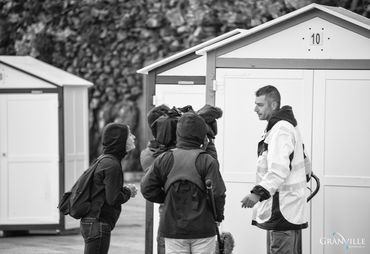 L'équipe de tournage Des racines et des aile - Granville - installation des cabines de bain - ©B.Croisys