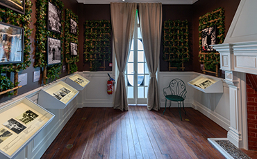 Le bureau de Maurice Dior évoque les trois maisons er jardins de Christian Dior. ©Benoit Croisy - Coll. Ville de Granville