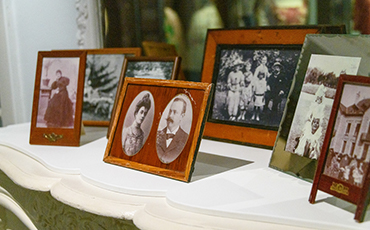 Le grand salon du musée Christian Dior accueille des photos de famille. ©Benoit.Croisy - Coll. Ville de Granville
