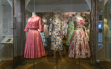 Le grand salon du musée Christian Dior accueille un partererre de robes fleuries. ©Benoit.Croisy - Coll. Ville de Granville