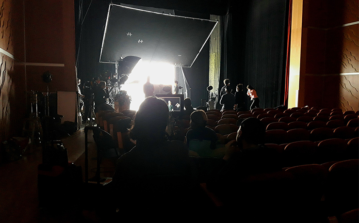 Le théâtre de l'Archipel accueille le tournage du film Don Juan de Serge Bozon. ©Flora.Gelot - Coll. Ville de Granville