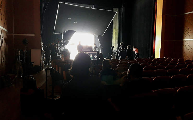 Le théâtre de l’Archipel accueille le tournage du film Don Juan de Serge Bozon 2. ©Flora.Gelot – Coll. Ville de Granville Le théâtre de l'Archipel accueille le tournage du film Don Juan de Serge Bozon. ©Flora.Gelot - Coll. Ville de Granville