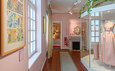 L'exposition Dior en roses est à découvrir du 5 juin au 31 octobre 2021. ©Benoit.Croisy - Coll. Ville de Granville