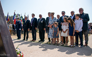 Des gerbes de fleurs ont été déposées au pied du monument.
