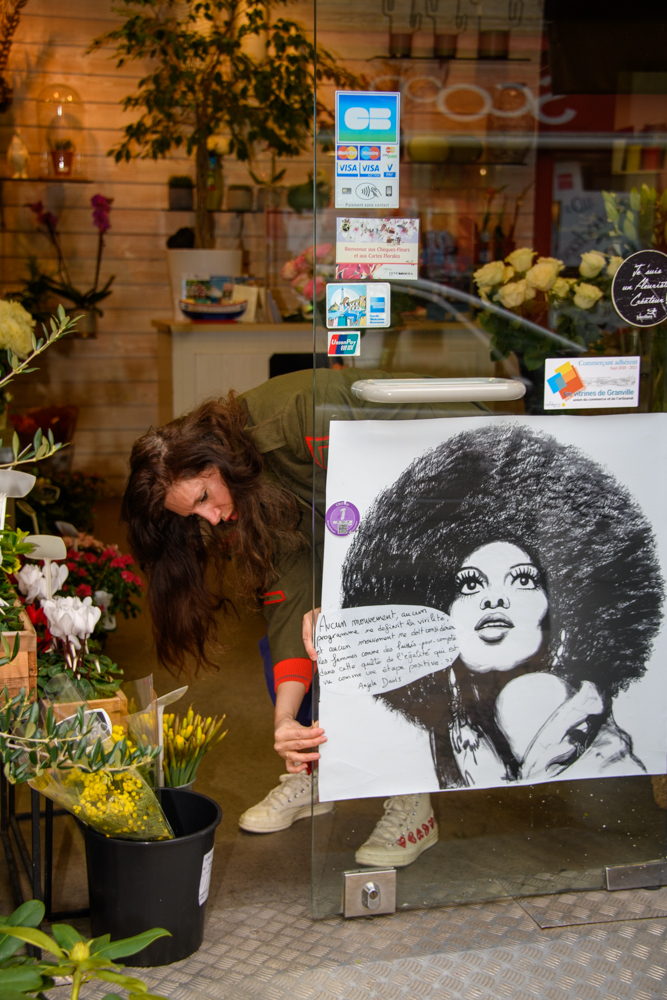 Pose affiche Rose Warda. ©Benoit.Croisy - Coll. Ville de Granville