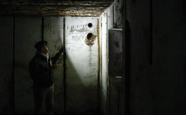 M.Dumetz fait visiter les blockhaus de la Batterie du Roc.