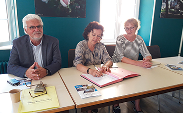 Dominique Baudry, Maire de Granville, a signé la Charte pour l'efficacité énergétique et environnementale des bâtiments tertiaires publics et privés votée par le Conseil municipal le 28 juin dernier.