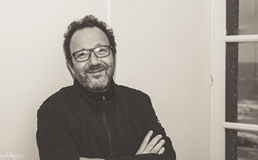 Christophe Douchand réalise Péril à Granville.©Benoit.Croisy - Coll. Ville de Granville