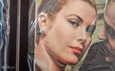 Des Unes de magazines gravitent autour des robes de Grace de Monaco©Benoit Croisy