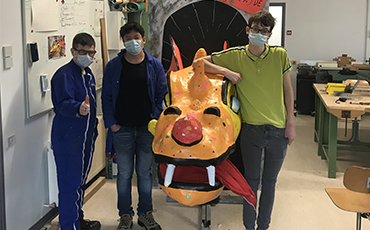 Des jeunes du dispositif inclusif Henri Wallon ont restauré un dragon à l'occasion du 147e carnaval de Granville.