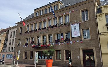 La mairie a été décorée aux couleurs de la citoyenneté©Flora.Gelot
