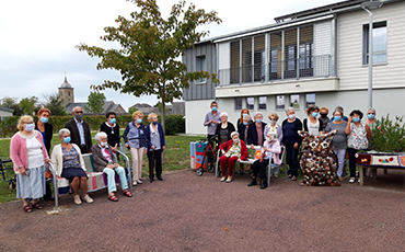 Vingt seniors ont tricoté les abords des Herbiers et de l'Animathèque de Granville.